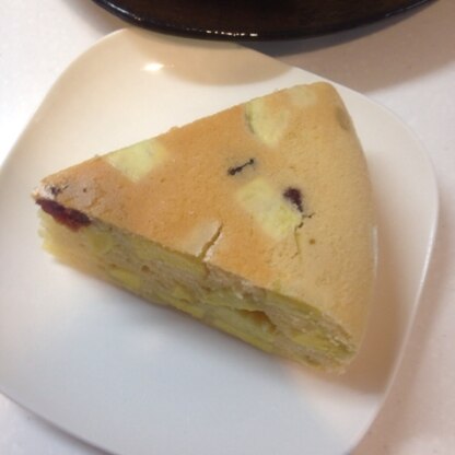 レーズンがなかったので、クランベリーを入れました。
簡単で、ふわふわの美味しいケーキができました。2歳の息子もよく食べてくれました。近いうちにまた作ります！